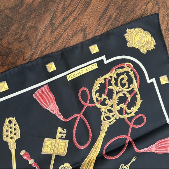 Rare Hermes Paris France Les Cles "The Keys" Key & Tassel Motif 100% Silk Scarf - Picture 5 of 7